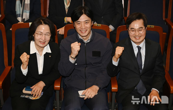 [화성=뉴시스] 김종택 기자 = 추미애(왼쪽부터), 한준호, 김동연 더불어민주당 경기도지사 경선 후보가 26일 경기 화성시 수원대학교 벨칸토아트센터에서 열린 제22회 경기도사회복지사대회에 참석해 포즈를 취하고 있다. 2026.03.26. jtk@newsis.com