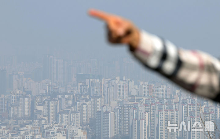 [서울=뉴시스] 홍효식 기자 = 사진은 26일 서울 중구 남산에서 바라본 서울 시내 아파트 단지 모습. 2026.03.26. yesphoto@newsis.com