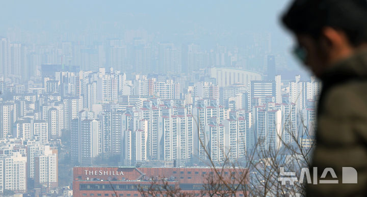 [서울=뉴시스] 홍효식 기자 = 서울 아파트 매매가격 상승 폭이 8주 만에 확대됐다. 26일 한국부동산원이 발표한 3월 넷째주(23일 기준) 주간 아파트가격 동향에 따르면 서울 아파트 매매가격은 0.06% 상승해 직전 주(0.05%)보다 오름폭이 커졌다.강남 3구(강남·서초·송파)와 용산구는 5주 연속 내림세이며, 나머지 18개 구는 모두 상승했다. 서울 내에서 '핵심지 하락'과 '외곽 상승'이라는 두 갈래 흐름이 뚜렷해지고 있다. 오는 5월 9일 시행되는 다주택자 양도소득세 중과를 앞두고 15억원을 기준으로 집값 추세가 갈린 것이다.사진은 26일 서울 중구 남산에서 바라본 서울 시내 아파트 단지 모습. 2026.03.26. yesphoto@newsis.com
