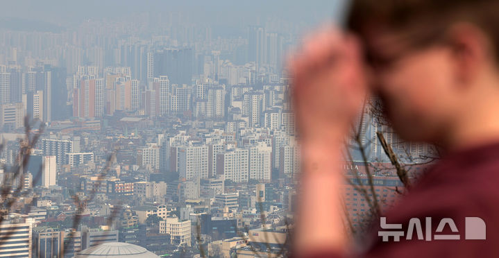[서울=뉴시스] 홍효식 기자 = 서울 아파트 매매가격 상승 폭이 8주 만에 확대됐다. 26일 한국부동산원이 발표한 3월 넷째주(23일 기준) 주간 아파트가격 동향에 따르면 서울 아파트 매매가격은 0.06% 상승해 직전 주(0.05%)보다 오름폭이 커졌다. 강남 3구(강남·서초·송파)와 용산구는 5주 연속 내림세이며, 나머지 18개 구는 모두 상승했다. 서울 내에서 '핵심지 하락'과 '외곽 상승'이라는 두 갈래 흐름이 뚜렷해지고 있다. 오는 5월 9일 시행되는 다주택자 양도소득세 중과를 앞두고 15억원을 기준으로 집값 추세가 갈린 것이다. 사진은 26일 서울 중구 남산에서 바라본 서울 시내 아파트 단지 모습. 2026.03.26. yesphoto@newsis.com