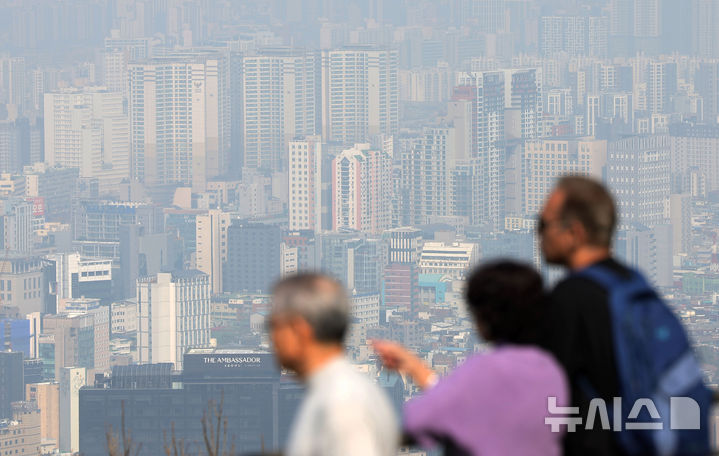 [서울=뉴시스] 홍효식 기자 = 서울 아파트 매매가격 상승 폭이 8주 만에 확대됐다. 26일 한국부동산원이 발표한 3월 넷째주(23일 기준) 주간 아파트가격 동향에 따르면 서울 아파트 매매가격은 0.06% 상승해 직전 주(0.05%)보다 오름폭이 커졌다. 강남 3구(강남·서초·송파)와 용산구는 5주 연속 내림세이며, 나머지 18개 구는 모두 상승했다. 서울 내에서 '핵심지 하락'과 '외곽 상승'이라는 두 갈래 흐름이 뚜렷해지고 있다. 오는 5월 9일 시행되는 다주택자 양도소득세 중과를 앞두고 15억원을 기준으로 집값 추세가 갈린 것이다. 사진은 26일 서울 중구 남산에서 바라본 서울 시내 아파트 단지 모습. 2026.03.26. yesphoto@newsis.com