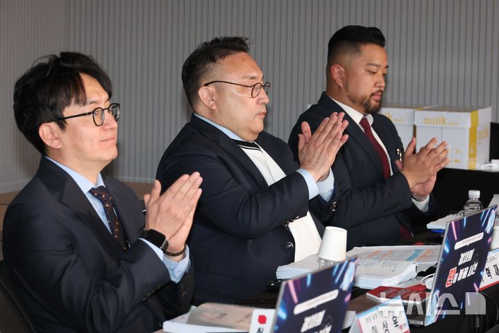 [서울=뉴시스] 조성봉 기자= 국민의힘 '광역의원 비례 청년 오디션' 본선 심사위원인 이혁재(가운데)가 26일 오후 서울 여의도 중앙당사에서 열린 광역의원 청년 공개오디션 본선에서 박수를 치고 있다. 2026.03.26. suncho21@newsis.com