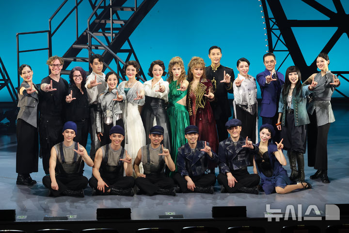 [서울=뉴시스] 박진희 기자 = 뮤지컬 '렘피카' 출연 배우들이 26일 서울 강남구 코엑스아티움 우리은행홀에서 주요 장면 시연을 마치고 포즈를 취하고 있다. 2026.03.26. pak7130@newsis.com