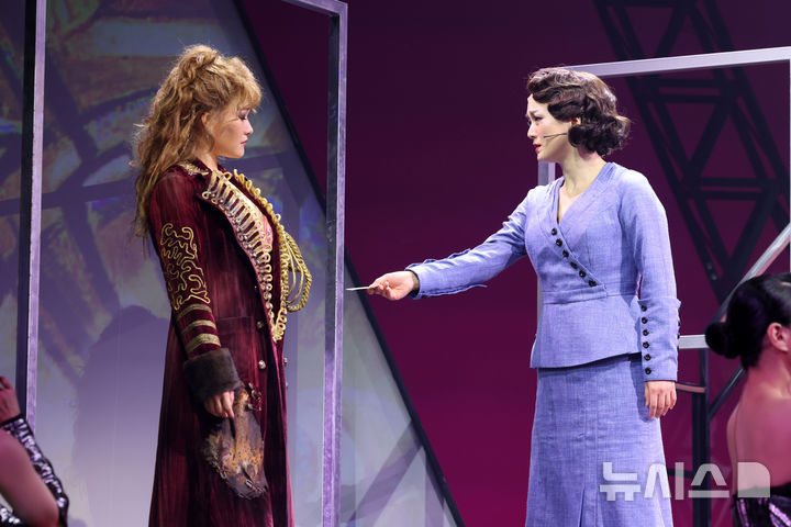 [서울=뉴시스] 박진희 기자 = 뮤지컬 '렘피카' 출연 배우들이 26일 서울 강남구 코엑스아티움 우리은행홀에서 주요 장면을 시연하고 있다. 2026.03.26. pak7130@newsis.com