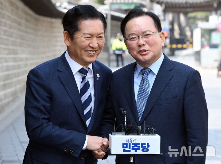 [서울=뉴시스] 국회사진기자단= 정청래 더불어민주당 대표와 김부겸 전 국무총리가 26일 서울 중구 달개비에서 회동한 뒤 회동 내용에 관해 설명하고 있다. 2026.03.26. photo@newsis.com