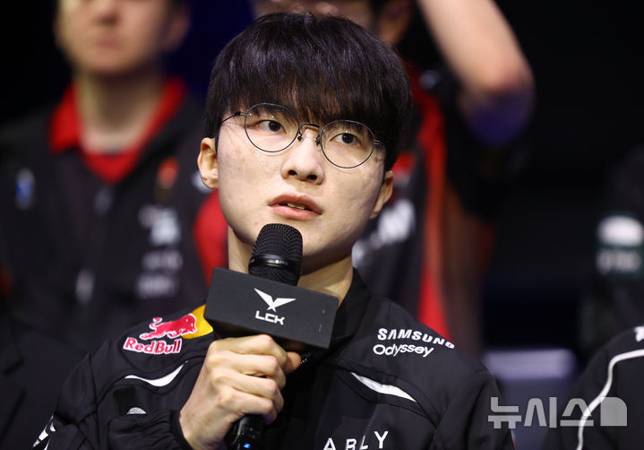 [서울=뉴시스] 황준선 기자 = T1 이상혁(페이커)가 지난달 26일 오후 서울 종로구 치지직 롤파크에서 열린 2026 LoL 챔피언스 코리아 개막 미디어데이에서 발언하고 있다. 2026.03.26. hwang@newsis.com