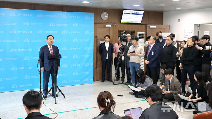 [서울=뉴시스] 김금보 기자 = 지방선거 국민의힘 대구시장 후보 경선 공천에서 컷오프된 주호영 의원이 26일 오후 서울 여의도 국회 소통관에서 국민의힘 공천관리위원회의 결정에 반발하는 입장을 밝힌 뒤 취재진 질문에 답하고 있다. 주 의원은 법원에 공천배제결정 효력정지 가처분 신청을 했다. 2026.03.26. kgb@newsis.com