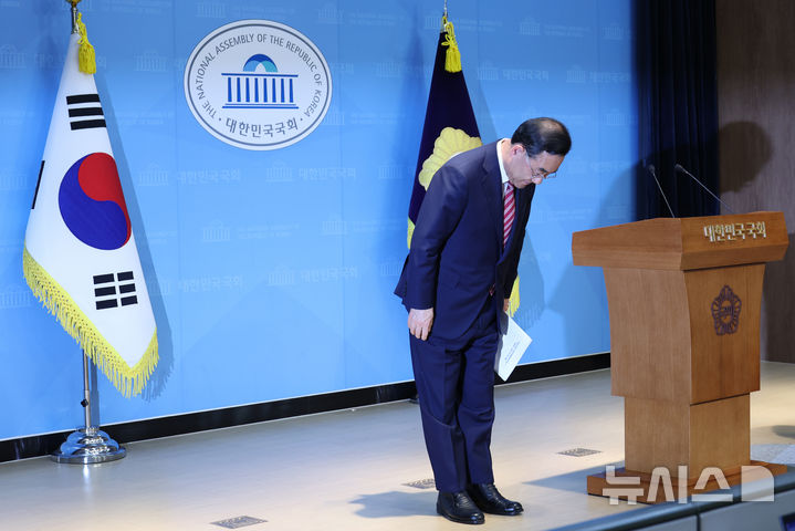 [서울=뉴시스] 김금보 기자 = 지방선거 국민의힘 대구시장 후보 경선 공천에서 컷오프된 주호영 의원이 26일 오후 서울 여의도 국회 소통관에서 국민의힘 공천관리위원회의 결정에 반발하는 기자회견을 마친 뒤 인사하고 있다. 주 의원은 법원에 공천배제결정 효력정지 가처분 신청을 했다. 2026.03.26. kgb@newsis.com