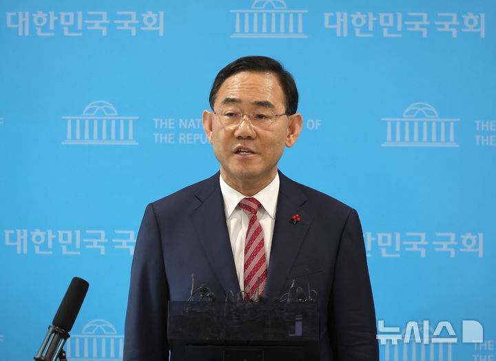 [서울=뉴시스] 김금보 기자 = 지방선거 국민의힘 대구시장 후보 경선 공천에서 컷오프된 주호영 의원이 26일 오후 서울 여의도 국회 소통관에서 국민의힘 공천관리위원회의 결정에 반발하는 입장을 밝힌 뒤 취재진 질문에 답하고 있다. 주 의원은 법원에 공천배제결정 효력정지 가처분 신청을 했다. 2026.03.26. kgb@newsis.com