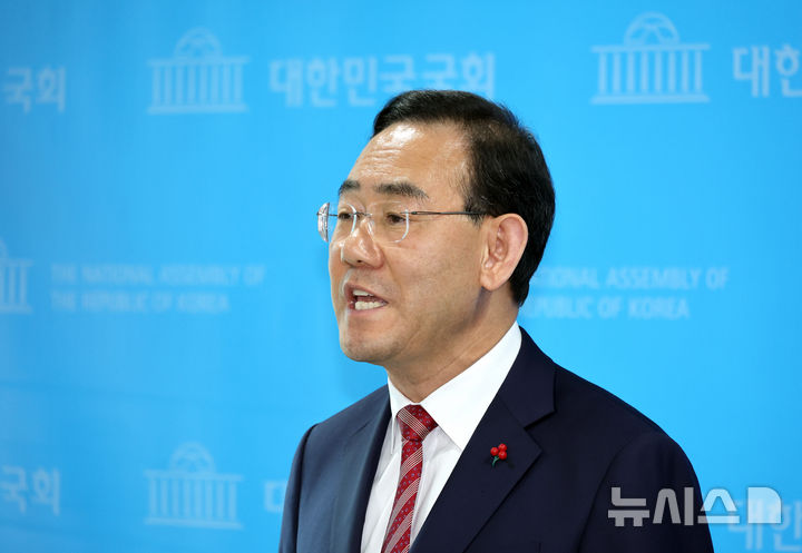 [서울=뉴시스] 김금보 기자 = 지방선거 국민의힘 대구시장 후보 경선 공천에서 컷오프된 주호영 의원이 26일 오후 서울 여의도 국회 소통관에서 국민의힘 공천관리위원회의 결정에 반발하는 입장을 밝힌 뒤 취재진 질문에 답하고 있다. 주 의원은 법원에 공천배제결정 효력정지 가처분 신청을 했다. 2026.03.26. kgb@newsis.com