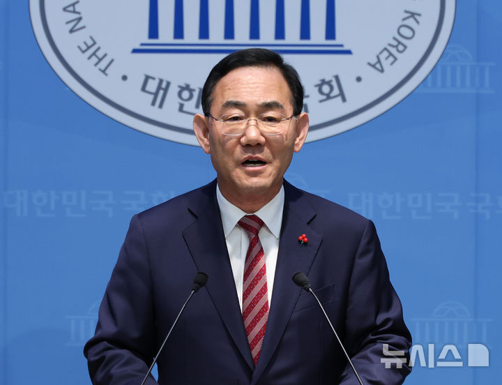 [서울=뉴시스] 김금보 기자 = 지방선거 국민의힘 대구시장 후보 경선 공천에서 컷오프된 주호영 의원이 26일 오후 서울 여의도 국회 소통관에서 국민의힘 공천관리위원회의 결정에 반발하는 기자회견을 하고 있다. 주 의원은 법원에 공천배제결정 효력정지 가처분 신청을 했다. 2026.03.26. kgb@newsis.com