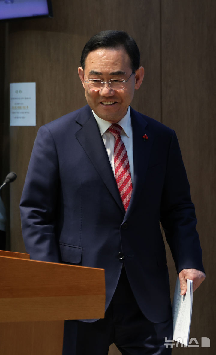 [서울=뉴시스] 김금보 기자 = 지방선거 국민의힘 대구시장 후보 경선 공천에서 컷오프된 주호영 의원이 26일 오후 서울 여의도 국회 소통관에서 국민의힘 공천관리위원회의 결정에 반발하는 입장을 밝히기 위해 발언대로 향하고 있다. 주 의원은 법원에 공천배제결정 효력정지 가처분 신청을 했다. 2026.03.26. kgb@newsis.com