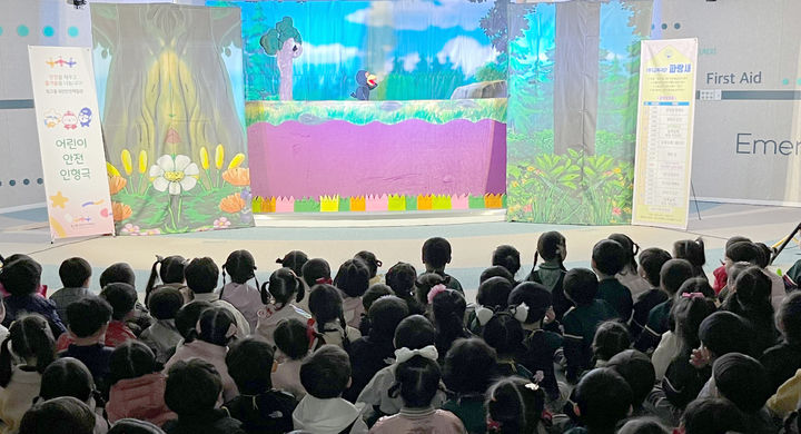 [광주=뉴시스] 광주 빛고을국민안전체험관 어린이 대상 안전 인형극. (사진=빛고을국민안전체험관 제공). photo@newsis.com *재판매 및 DB 금지