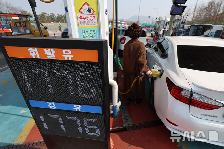 [서울=뉴시스] 조성우 기자 = 정부가 중동 사태에 따른 유가 상승 부담을 완화하기 위해 유류세 인하 폭 확대를 발표한 26일 서울 서초구 만남의광장 주유소에 유가 정보가 표시돼 있다. 2026.03.26. xconfind@newsis.com
