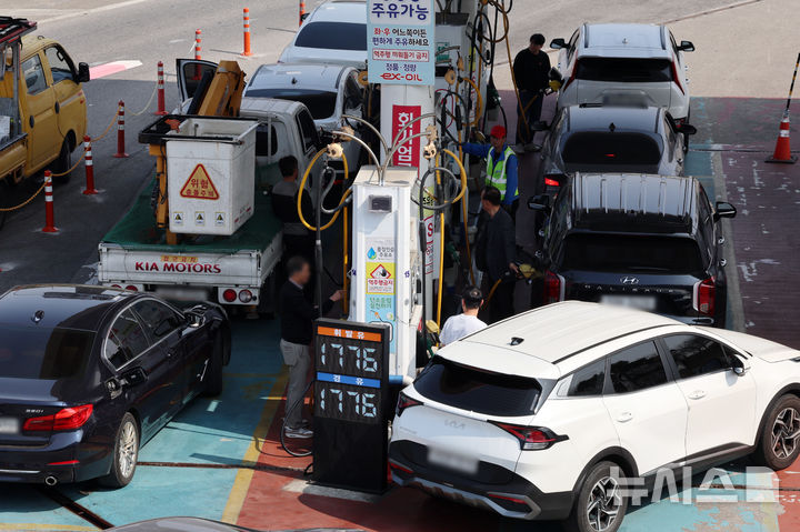 [서울=뉴시스] 조성우 기자 = 정부가 중동 사태에 따른 유가 상승 부담을 완화하기 위해 유류세 인하 폭 확대를 발표한 26일 서울 서초구 만남의광장 주유소에서 고객이 주유를 하고 있다. 2026.03.26. xconfind@newsis.com