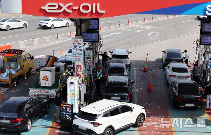 [서울=뉴시스] 지난달 26일 서울 서초구 만남의광장 주유소에서 고객이 주유를 하고 있다.15일(현지 시간) 뉴욕타임스(NYT)에 따르면 중동 사태 이후 수십 개국이 세금을 감면하거나, 에너지 요금을 대납하거나, 가계에 현금을 지원하면서 비상 지출(emergency spending) 규모를 키우고 있다.(사진=뉴시스DB). 2026.04.16.