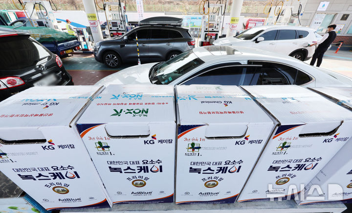[서울=뉴시스] 조성우 기자 = 서울 서초구 만남의광장 주유소에 요소수 제품이 진열되어 있다. 2026.03.26. xconfind@newsis.com