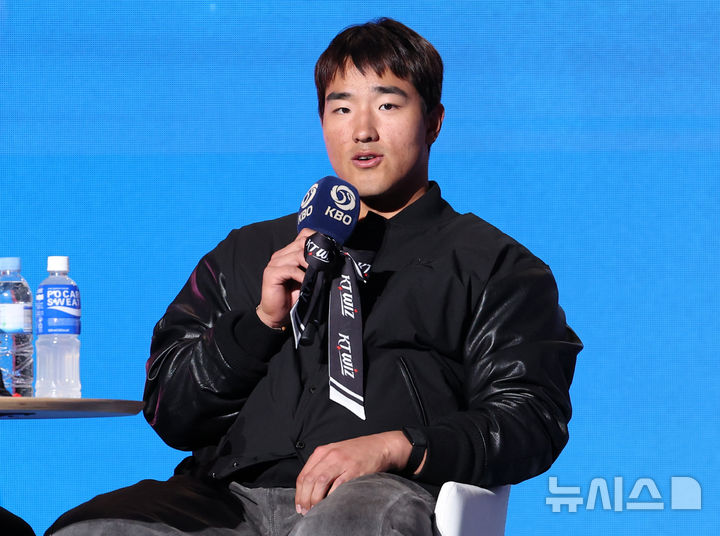 [서울=뉴시스] 이영환 기자 = KT 안현민이 26일 서울 송파구 롯데호텔 월드에서 열린 2026 신한 SOL KBO리그 미디어데이에서 포부를 밝히고 있다. 2026.03.26. 20hwan@newsis.com