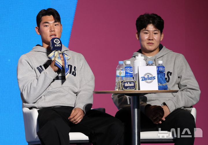 [서울=뉴시스] 이영환 기자 = NC 김주원(왼쪽)과 박민우가 26일 서울 송파구 롯데호텔 월드에서 열린 2026 신한 SOL KBO리그 미디어데이에서 포부를 밝히고 있다. 2026.03.26. 20hwan@newsis.com