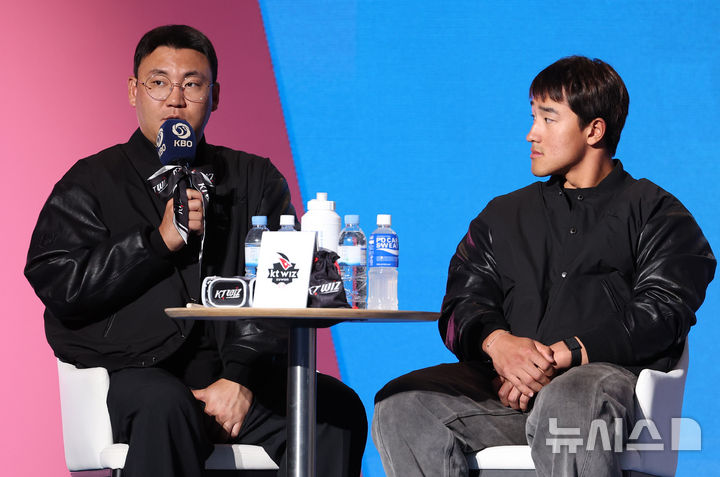 [서울=뉴시스] 이영환 기자 = KT 장성우(왼쪽)와 안현민이 26일 서울 송파구 롯데호텔 월드에서 열린 2026 신한 SOL KBO리그 미디어데이에서 포부를 밝히고 있다. 2026.03.26. 20hwan@newsis.com
