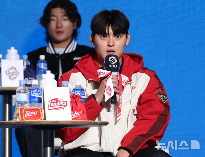 [서울=뉴시스] 이영환 기자 = SSG 조병현이 26일 서울 송파구 롯데호텔 월드에서 열린 2026 신한 SOL KBO리그 미디어데이에서 포부를 밝히고 있다. 2026.03.26. 20hwan@newsis.com