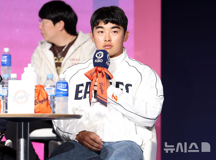 [서울=뉴시스] 이영환 기자 = 한화 문현빈이 26일 서울 송파구 롯데호텔 월드에서 열린 2026 신한 SOL KBO리그 미디어데이에서 포부를 밝히고 있다. 2026.03.26. 20hwan@newsis.com