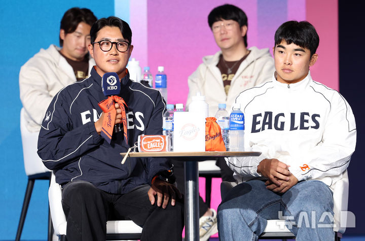 [서울=뉴시스] 이영환 기자 = 한화 채은성(왼쪽)과, 문현빈이 26일 서울 송파구 롯데호텔 월드에서 열린 2026 신한 SOL KBO리그 미디어데이에서 포부를 밝히고 있다. 2026.03.26. 20hwan@newsis.com