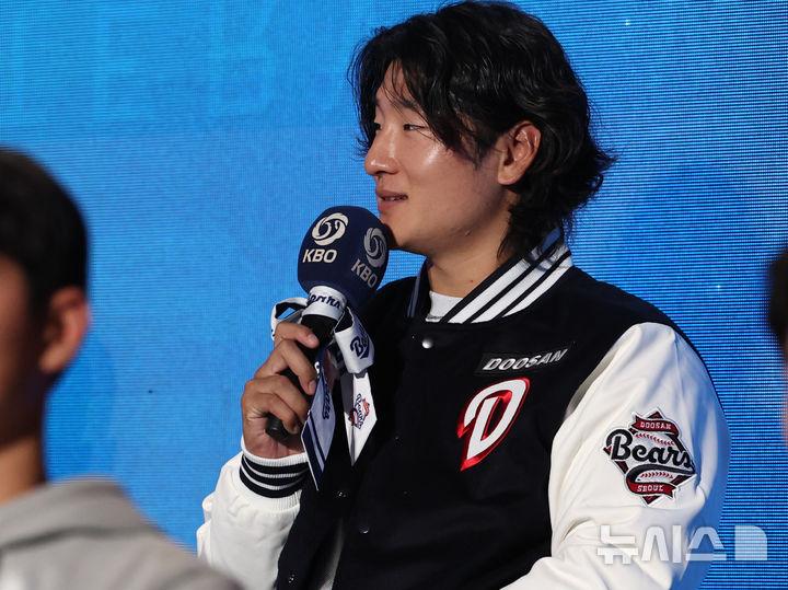 [서울=뉴시스] 이영환 기자 = 두산 곽빈이 26일 서울 송파구 롯데호텔 월드에서 열린 2026 신한 SOL KBO리그 미디어데이에서 포부를 밝히고 있다. 2026.03.26. 20hwan@newsis.com