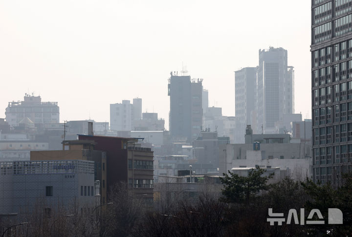 [서울=뉴시스] 배훈식 기자 = 서울 지역 미세먼지와 초미세먼지가 나쁨 수준을 보인 26일 오후 서울 중구 서울로 7017에서 바라본 도심이 뿌옇게 흐려져 있다. 2026.03.26. dahora83@newsis.com