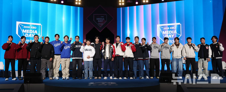[서울=뉴시스] 이영환 기자 = 키움 하영민(왼쪽부터), 임지열, KT 장성우, 안현민, 삼성 구자욱, 강민호, 한화 채은성, 문현빈, LG 임찬규, 박해민, SSG 오태곤, 조병현, 롯데 전준우, 전민재, NC 김주원, 박민우, KIA 나성범, 양현종, 두산 양의지, 곽범이 26일 서울 송파구 롯데호텔 월드에서 열린 2026 신한 SOL KBO리그 미디어데이에서 기념촬영을 하고 있다. 2026.03.26. 20hwan@newsis.com