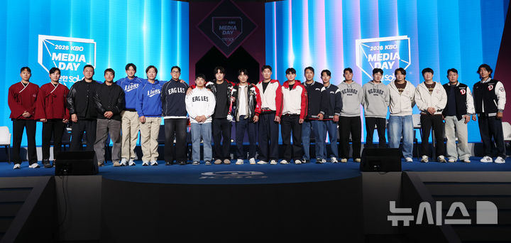 [서울=뉴시스] 이영환 기자 = 키움 하영민(왼쪽부터), 임지열, KT 장성우, 안현민, 삼성 구자욱, 강민호, 한화 채은성, 문현빈, LG 임찬규, 박해민, SSG 오태곤, 조병현, 롯데 전준우, 전민재, NC 김주원, 박민우, KIA 나성범, 양현종, 두산 양의지, 곽범이 26일 서울 송파구 롯데호텔 월드에서 열린 2026 신한 SOL KBO리그 미디어데이에서 기념촬영을 하고 있다. 2026.03.26. 20hwan@newsis.com