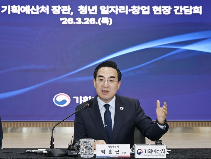 [서울=뉴시스] 박홍근 기획예산처 장관이 26일 오후 대전 유성구 대전 스타트업 파크를 방문해 '청년 창업·일자리 간담회'를 주재하고 있다. (사진=기획예산처 제공) 2026.03.26. photo@newsis.com *재판매 및 DB 금지