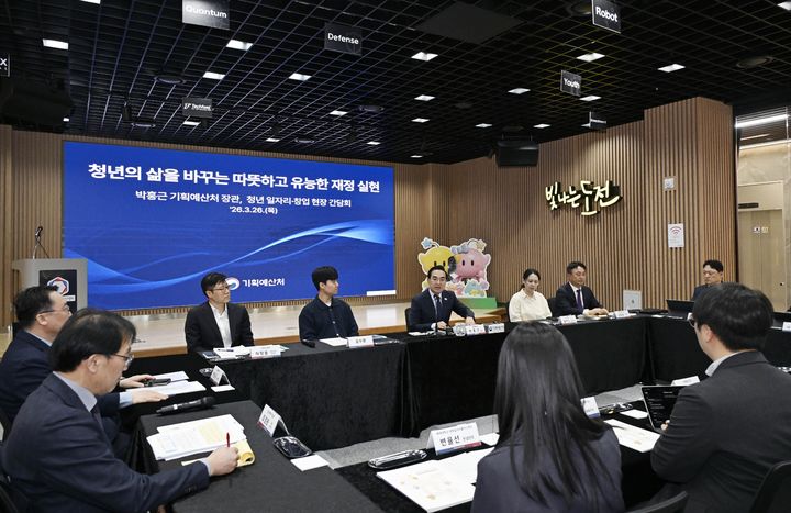 [서울=뉴시스] 박홍근 기획예산처 장관이 26일 오후 대전 유성구 대전 스타트업 파크를 방문해 '청년 창업·일자리 간담회'를 주재하고 있다. (사진=기획예산처 제공) 2026.03.26. photo@newsis.com *재판매 및 DB 금지