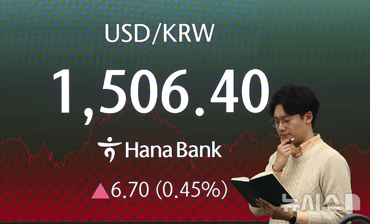 [서울=뉴시스] 김근수 기자 = 외환시장에서 원·달러 환율은 전 거래일(1499.7원)보다 7.3원 오른 1507원에 주간 거래를 마감한 지난 26일 오후 서울 중구 하나은행 본점 모니터에 지수가 나오고 있다. 2026.03.26. ks@newsis.com