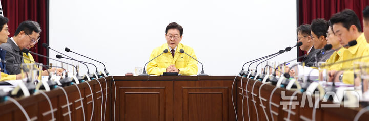 [서산=뉴시스] 고범준 기자 = 이재명 대통령이 26일 충남 한국석유공사 서산 비축기지에서 열린 현장 간담회에서 발언하고 있다. (청와대통신사진기자단) 2026.03.26. bjko@newsis.com