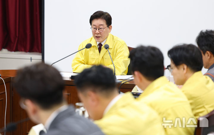 [서산=뉴시스] 고범준 기자 = 이재명 대통령이 26일 충남 한국석유공사 서산 비축기지에서 열린 현장 간담회에서 발언하고 있다. (청와대통신사진기자단) 2026.03.26. bjko@newsis.com