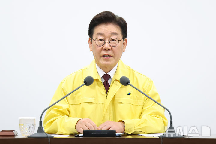 [서산=뉴시스] 고범준 기자 = 이재명 대통령이 26일 충남 한국석유공사 서산 비축기지에서 열린 현장 간담회에서 발언하고 있다. (청와대통신사진기자단) 2026.03.26. bjko@newsis.com