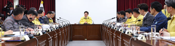 [서산=뉴시스] 고범준 기자 = 이재명 대통령이 26일 충남 한국석유공사 서산 비축기지에서 열린 현장 간담회에서 발언하고 있다. (청와대통신사진기자단) 2026.03.26. bjko@newsis.com