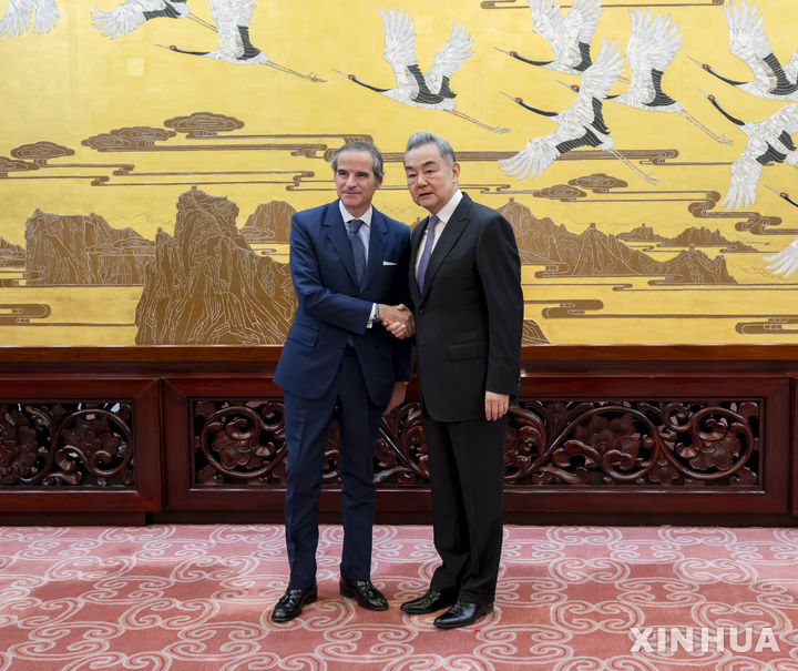 [베이징=신화/뉴시스] 왕이 중국 공산당 중앙정치국 위원 겸 외교부장이 26일 베이징에서 라파엘 그로시 국제원자력기구(IAEA) 사무총장과 만나 악수하고 있다. 2026.03.26