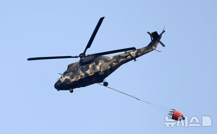 [포항=뉴시스] 이무열 기자 = 26일 오후 1시 3분께 경북 포항시 장기면 수성리 군부대 사격장 일대 야산에서 불이 나 산불 진화 헬기가 분주히 움직이고 있다. 다만 화재 현장에 불발탄 등 위험물이 있어 군이 산불진화대의 현장 진입을 통제하고 있다. 2026.03.26. lmy@newsis.com