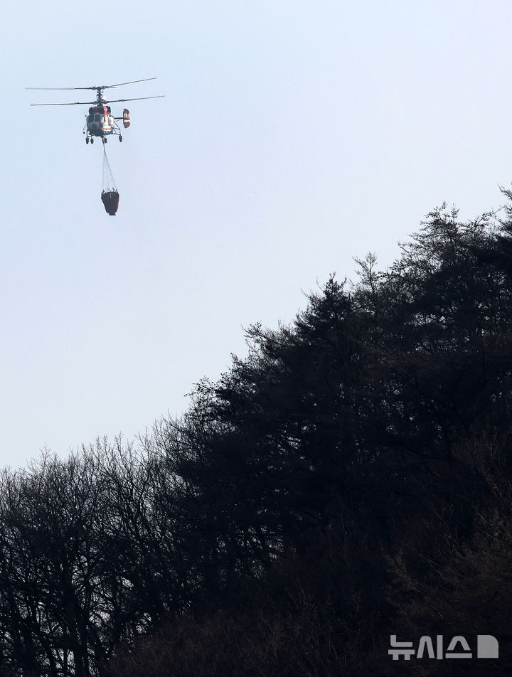 [포항=뉴시스] 이무열 기자 = 26일 오후 1시3분께 경북 포항시 장기면 수성리 군부대 사격장 일대 야산에서 불이 나 산불 진화 헬기가 분주히 움직이고 있다. 화재 현장에 불발탄 등 위험물이 있어 군이 산불진화대의 현장 진입을 통제하고 있다. 2026.03.26. lmy@newsis.com