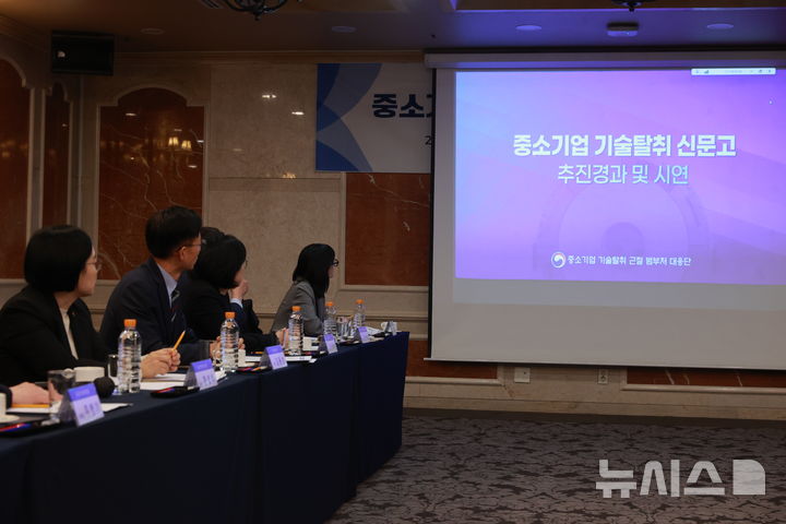 [서울=뉴시스] 정병혁 기자 = 한성숙 중소벤처기업부 장관이 26일 서울 영등포구 켄싱턴호텔에서 열린 '중소기업 기술탈취 신문고 출범식 겸 확대 범정부 대응단 간담회'에 참석하여 인사말을 하고 있다. (사진=중소벤처기업부 제공) 2026.03.26. photo@newsis.com *재판매 및 DB 금지