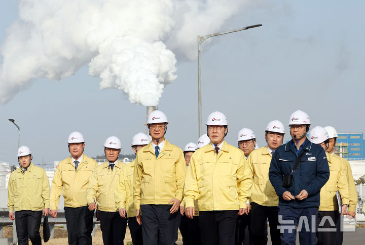 [서산=뉴시스] 고범준 기자 = 이재명 대통령이 26일 충남 한국석유공사 서산 비축기지를 방문해 현장 점검을 하고 있다. (청와대통신사진기자단) 2026.03.26. bjko@newsis.com