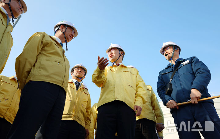 [서산=뉴시스] 고범준 기자 = 이재명 대통령이 26일 충남 한국석유공사 서산 비축기지를 방문해 현장 점검을 하고 있다. (청와대통신사진기자단) 2026.03.26. bjko@newsis.com