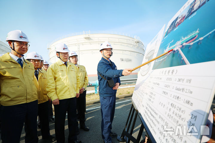 [서산=뉴시스] 고범준 기자 = 이재명 대통령이 26일 충남 한국석유공사 서산 비축기지를 방문해 현장 점검을 하고 있다. (청와대통신사진기자단) 2026.03.26. bjko@newsis.com