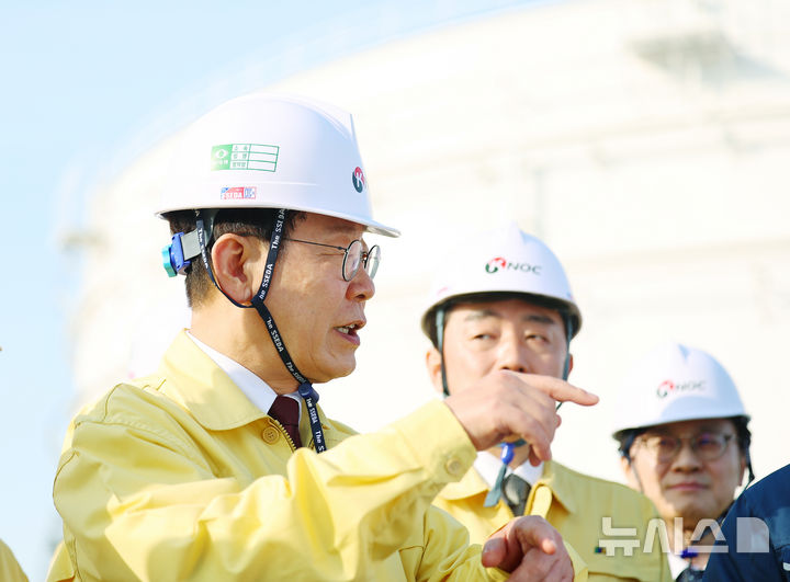 [서산=뉴시스] 고범준 기자 = 이재명 대통령이 26일 충남 한국석유공사 서산 비축기지를 방문해 현장 점검을 하고 있다. (청와대통신사진기자단) 2026.03.26. bjko@newsis.com