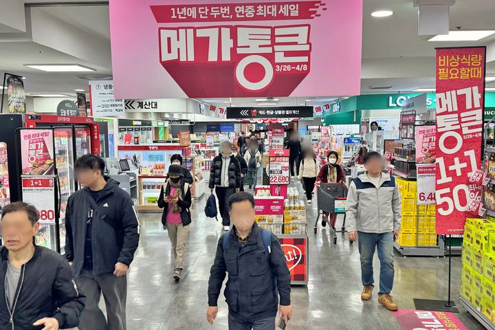 [서울=뉴시스] 정병혁 기자 = 26일 서울 송파구 롯데마트 제타플렉스 잠실점에서 고객들이 장을 보고 있다. (사진=롯데마트 제공) 2026.03.26. photo@newsis.com *재판매 및 DB 금지