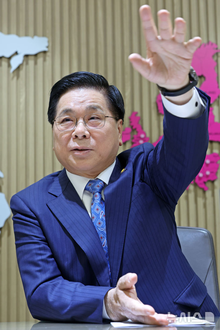 [서울=뉴시스] 박진희 기자 = 이영훈 여의도순복음교회 담임 목사가 지난 26일 서울 영등포구 여의도순복음교회에서 뉴시스와 인터뷰 하고 있다. 2026.03.30. pak7130@newsis.com