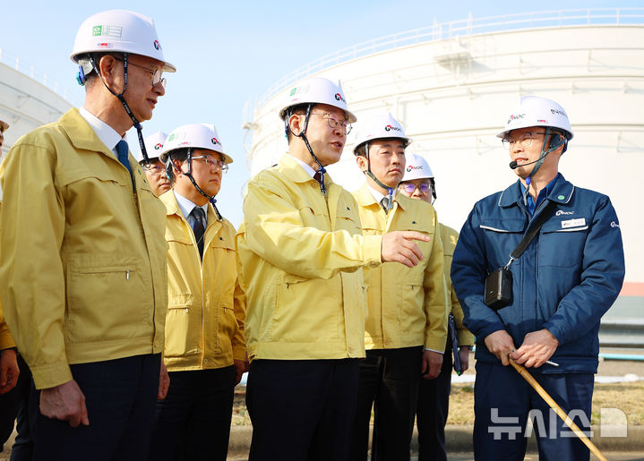 [서산=뉴시스] 고범준 기자 = 이재명 대통령이 26일 충남 한국석유공사 서산 비축기지를 방문해 현장 점검을 하고 있다. (청와대통신사진기자단) 2026.03.26. bjko@newsis.com