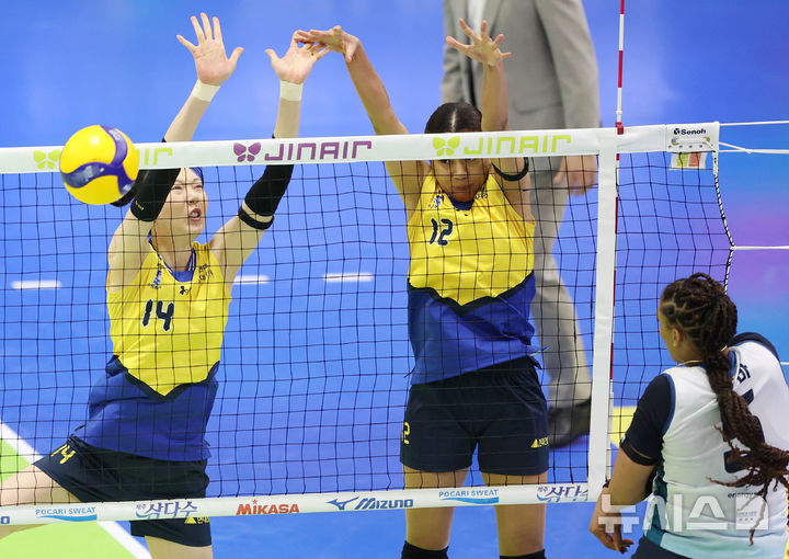 [수원=뉴시스] 조성우 기자 = 26일 경기 수원시 수원실내체육관에서 열린 2025~2026 V리그 여자부 플레이오프(PO) 1차전 현대건설과 GS칼텍스의 경기, 현대건설 양효진과 자스티스가 GS칼텍스 지젤 실바의 스파이크 공격을 블로킹하고 있다. 2026.03.26. xconfind@newsis.com